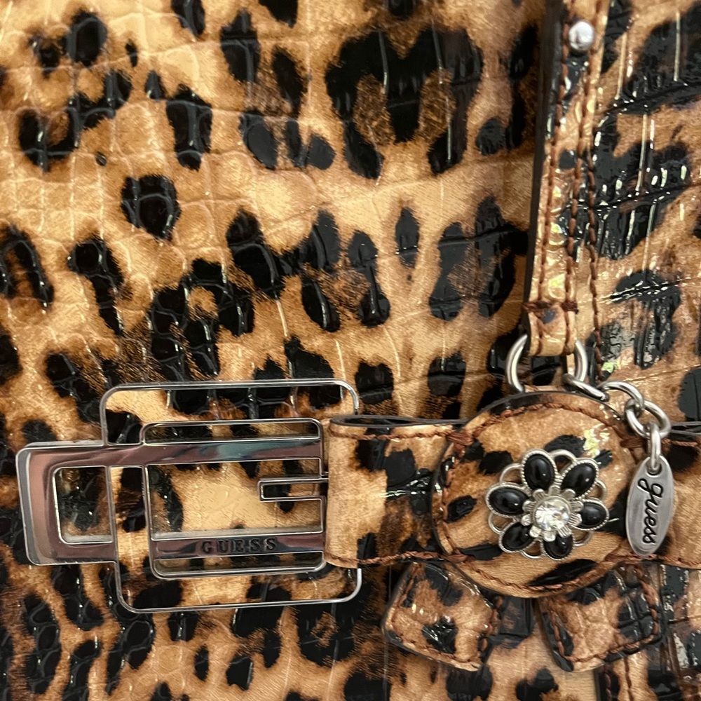 Guess hand bag With wallet carried once. No smoking house.